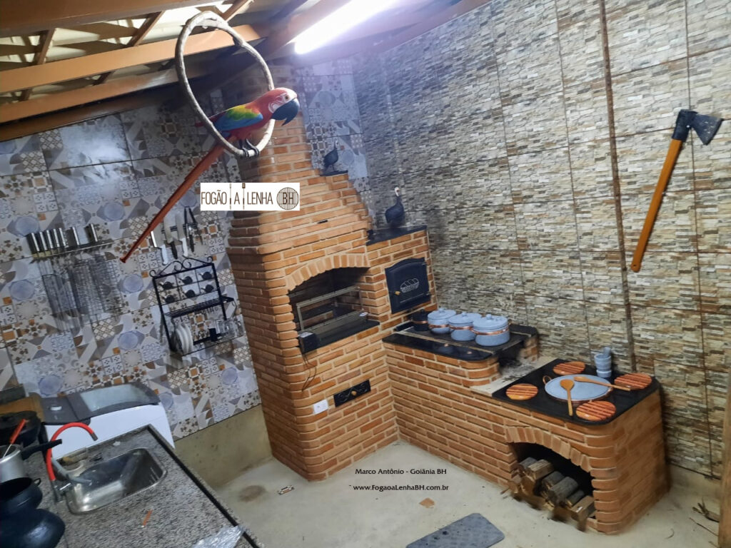 Churrasqueira com Grill Elétrico, Fogão a Lenha de 4 Bocas e Forno em BH