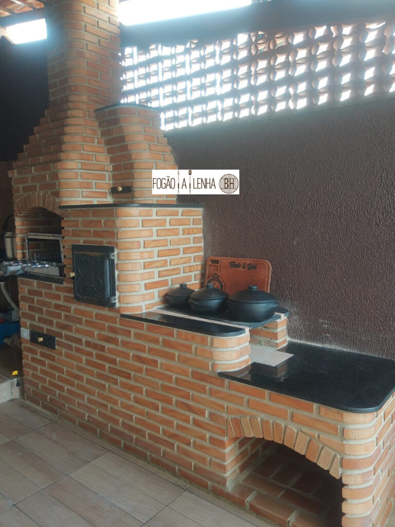 Fogão a Lenha com Forno e Churrasqueira de Tijolinho no Masterville Sarzedo