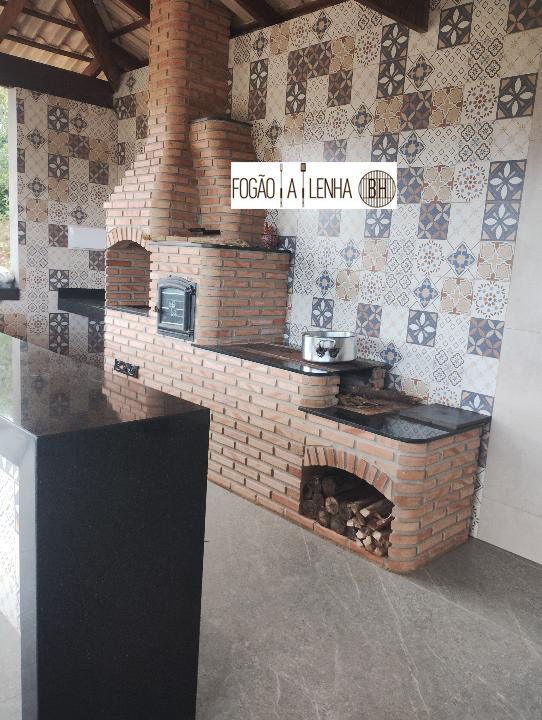 Fogão a Lenha com Forno e Churrasqueira em Espaço Gourmet em Igarapé