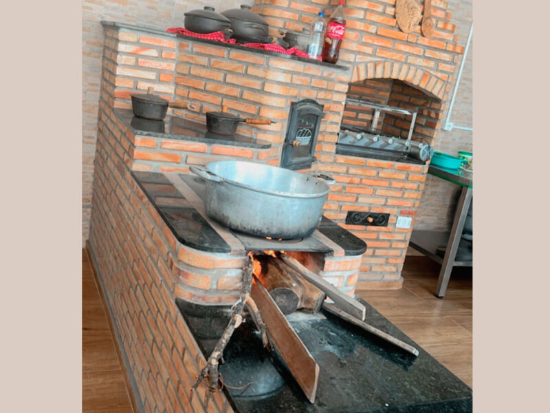 Fogão a Lenha com Forno Esquinado e Churrasqueira de Tijolinho em Contagem