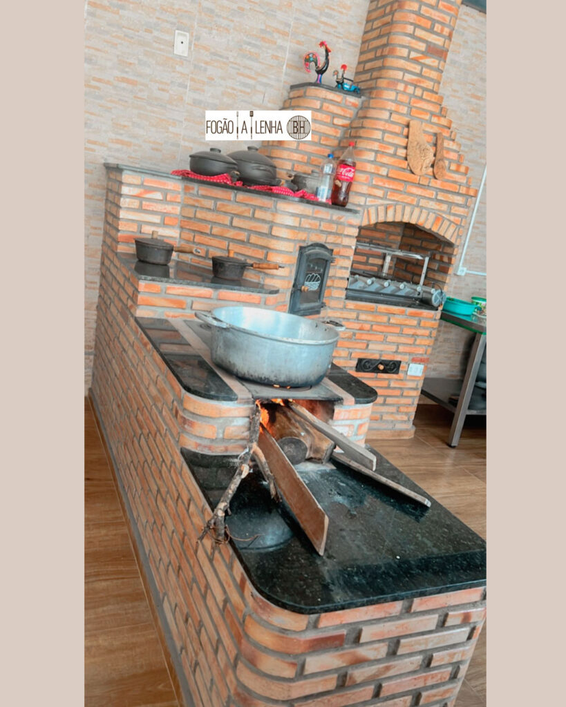 Fogão a Lenha com Forno Esquinado e Churrasqueira de Tijolinho em Contagem